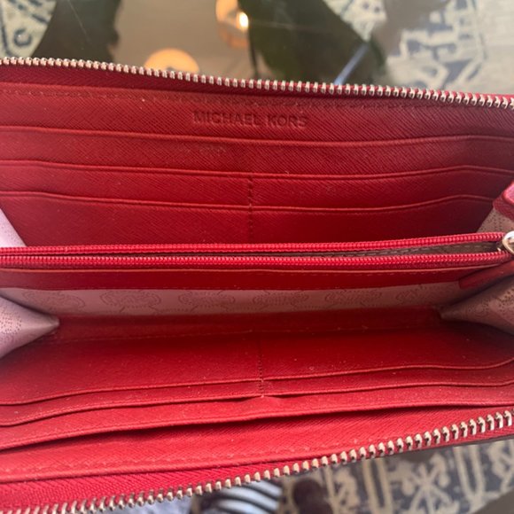 Micheal Kors red patent wallet - Picture 3 of 4